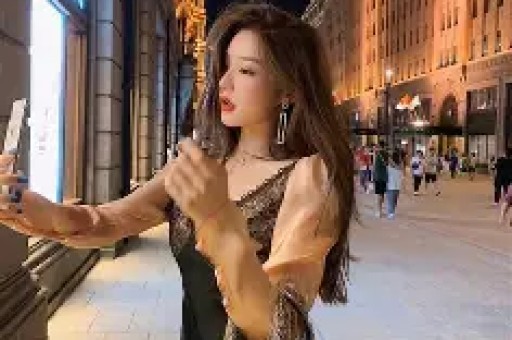 天价穿搭引全网哗然！梅根单品溢价离谱带货人设彻底翻车遭全网质疑